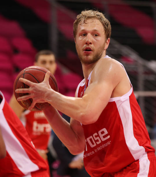 长而紧张的 长而紧张的